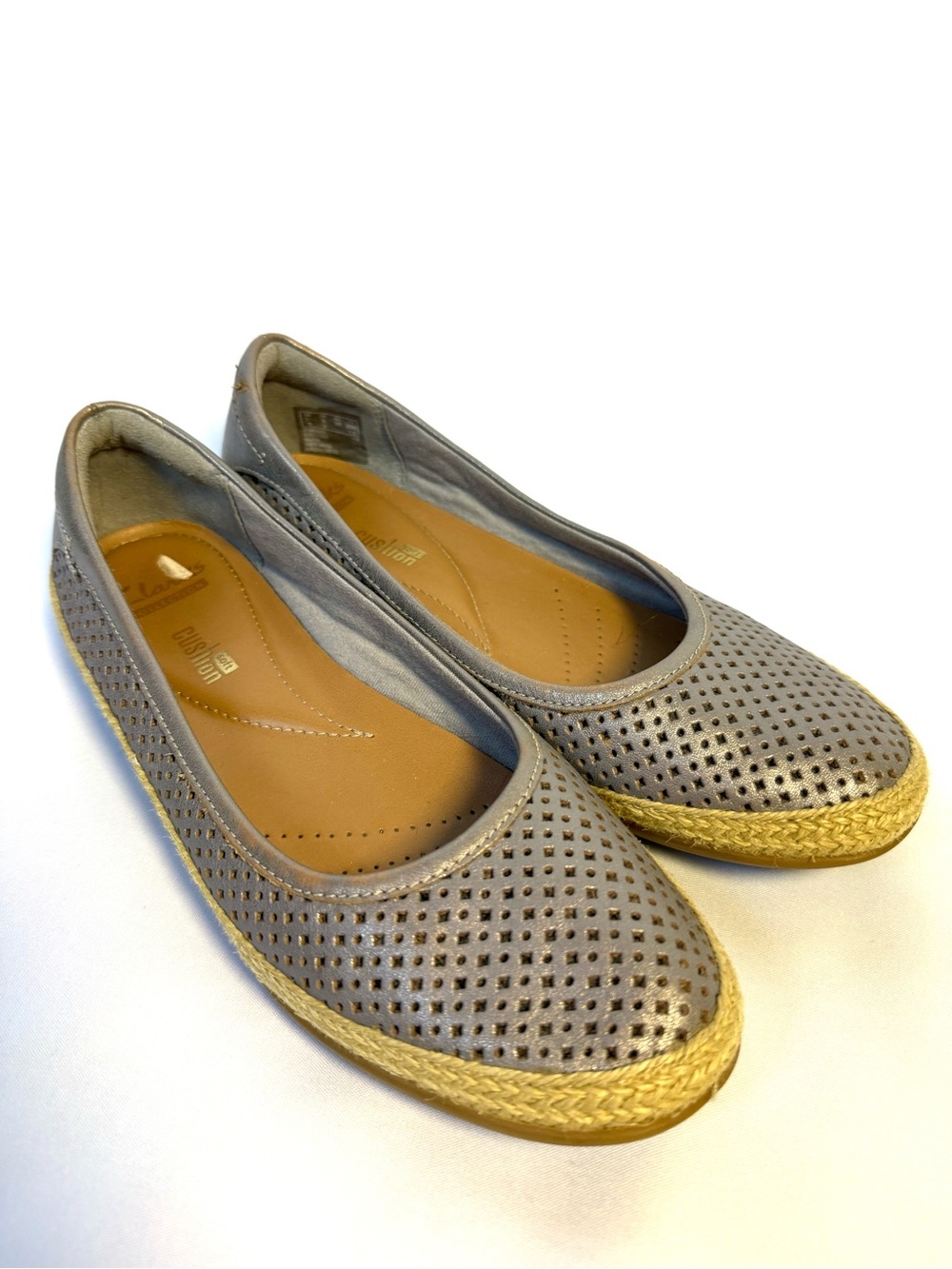 Clarks Cushion Soft Perforated Ballet Flats Taupe Metallic Espadrille Trim SZ 6